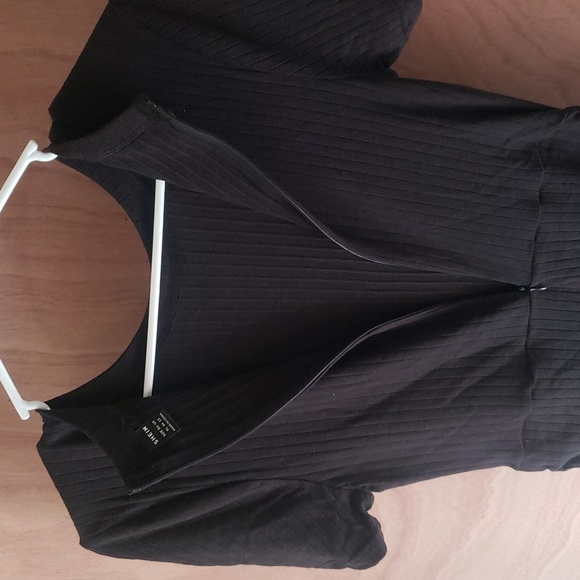 1 piece shirt and shorts zipper in the back - Picture 4 of 4